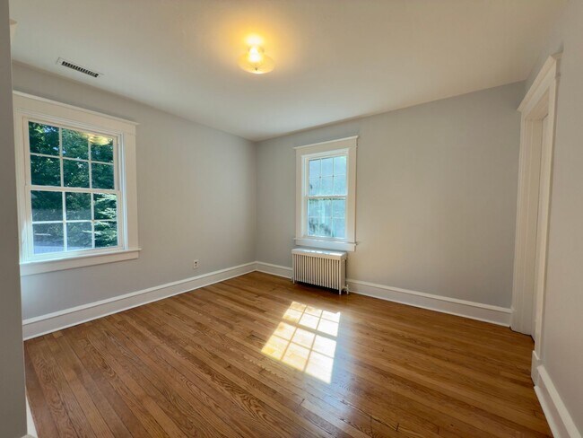 Building Photo - Charming Home!