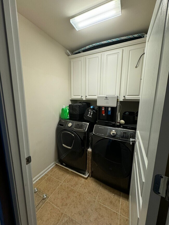 Building Photo - 8221 Saltwood Pl