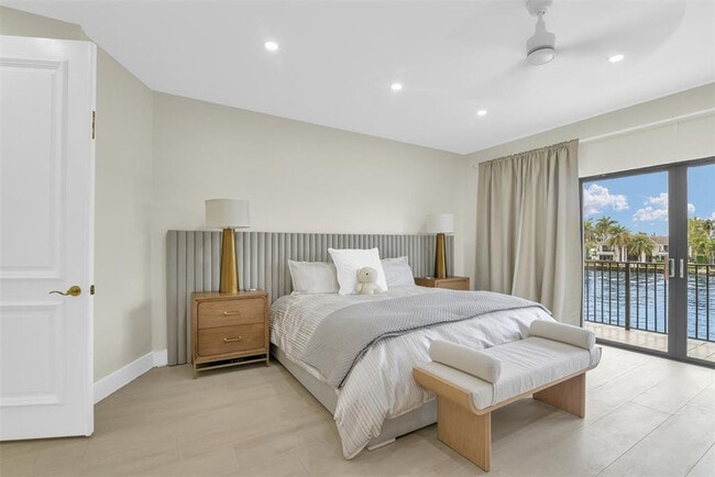 Building Photo - 319 S Riverside Dr