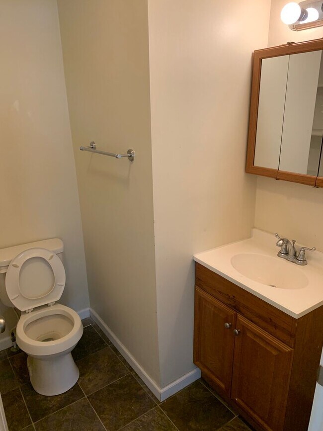 Building Photo - 5 bedroom Available!!  ***AUG 2027*** 5 bed, 3 bath Near Kirkwood!