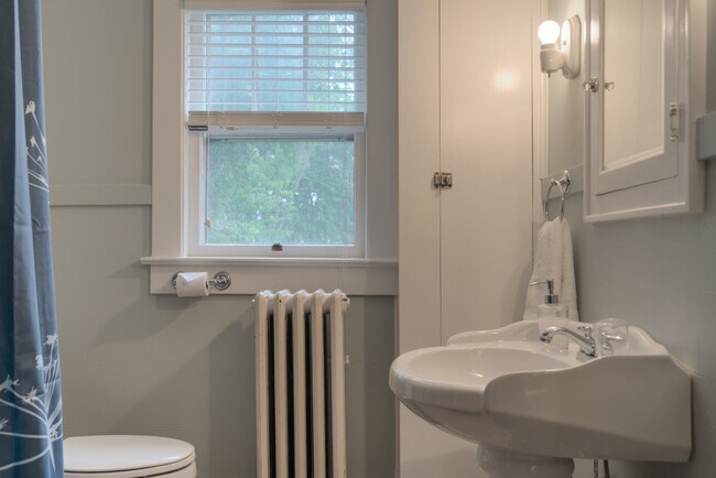 Building Photo - 207 Otey St