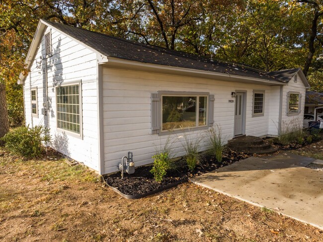 Building Photo - Freshly Updated 3 Bedroom House