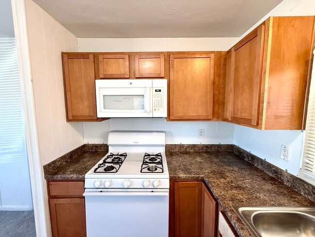 Building Photo - Newly Remodeled 2 Bedroom 2 Bathroom Home!- Available Now