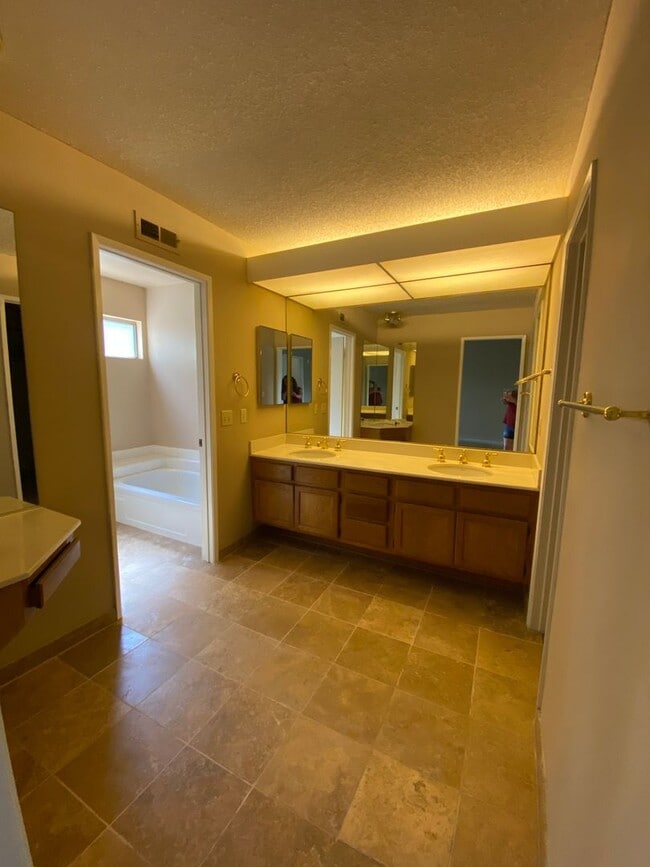 Building Photo - 3 bed, 2 1/2 bath townhome in quiet complex