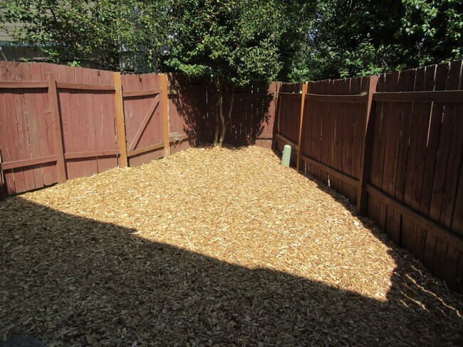 Building Photo - Nice Clean Two Bedroom w/ Private Backyard