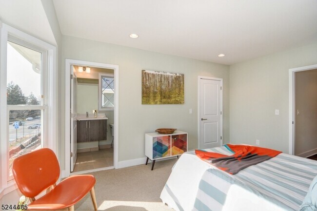 Building Photo - 92 Grove St