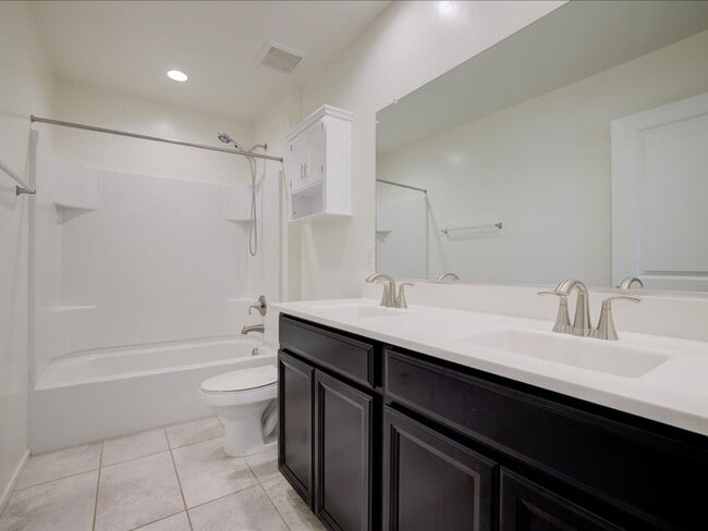 Building Photo - 3 Bedroom 2.5 Bathroom