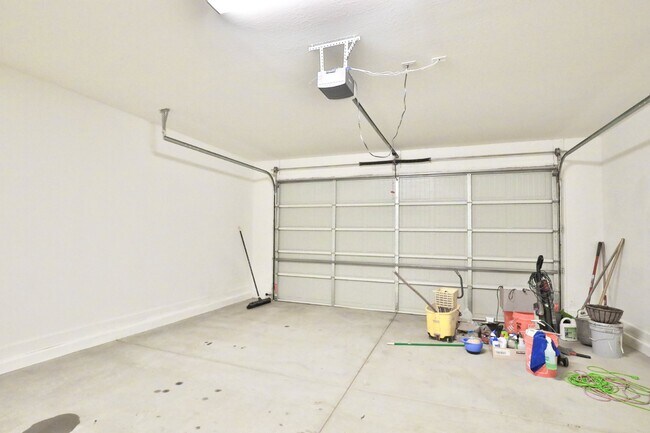 Building Photo - 548 E Vail Ln