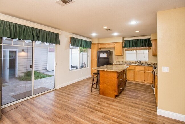 Building Photo - Beautiful Townhouse in the desirable Anaheim Packing District!