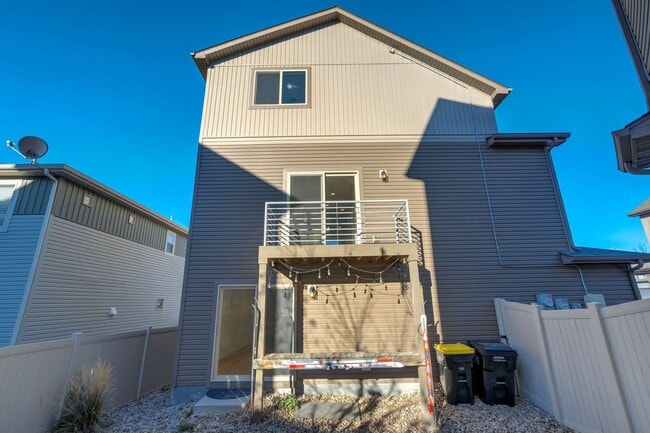 Building Photo - New Interior Paint! Shorter Lease Terms Av...