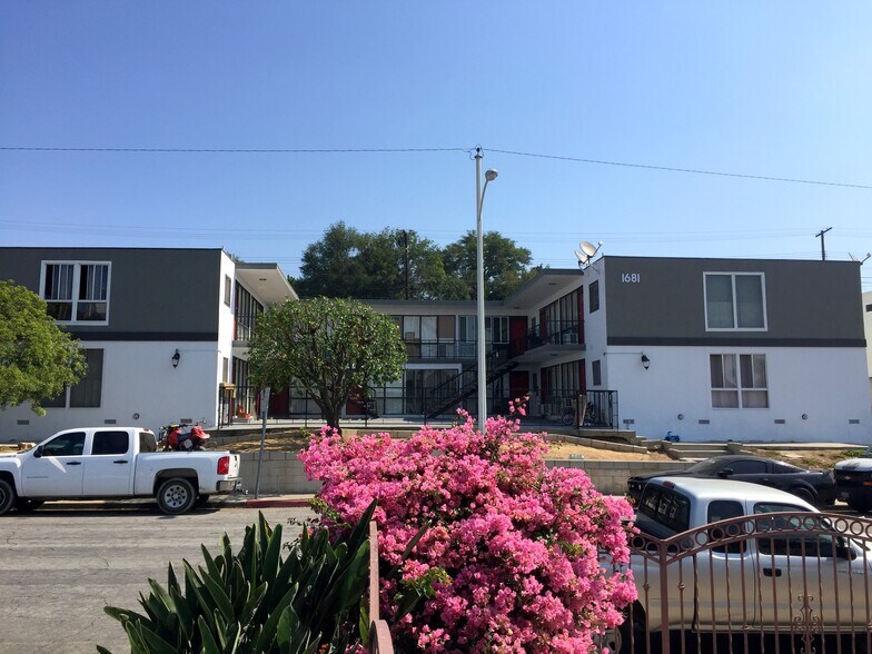 Building Photo - 1681 College View Dr