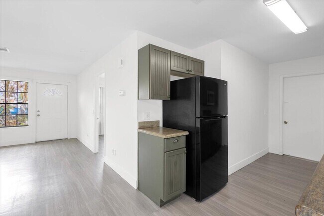 Building Photo - 841 NW Riverside Dr