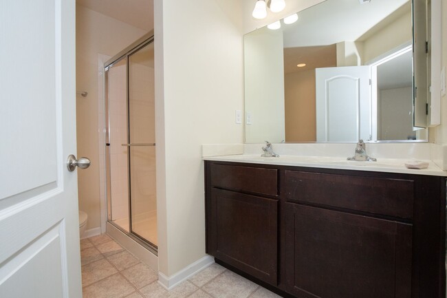 Building Photo - 3 bed, 2full/2 half bath Townhome in Marti...