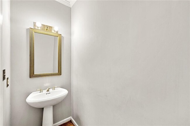 Building Photo - 302 S River Farm Dr