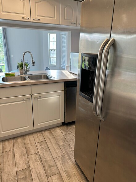 Building Photo - 537 Caribbean Dr