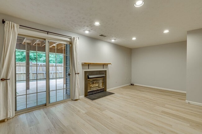 Building Photo - Fantastic townhome in Alexandria