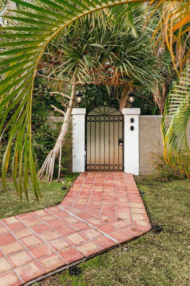 Building Photo - 519 28th St