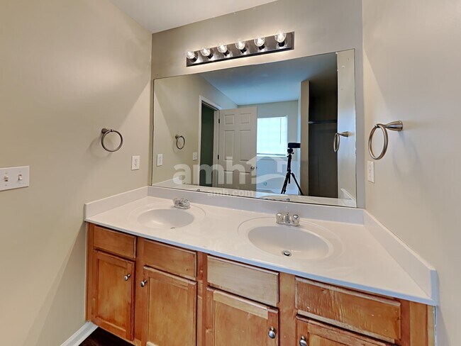 Building Photo - 1446 Wilson Manor Cir