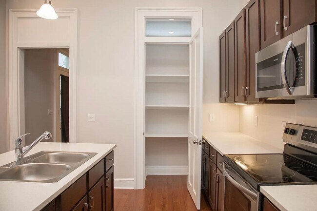 Building Photo - 3200 Banks St