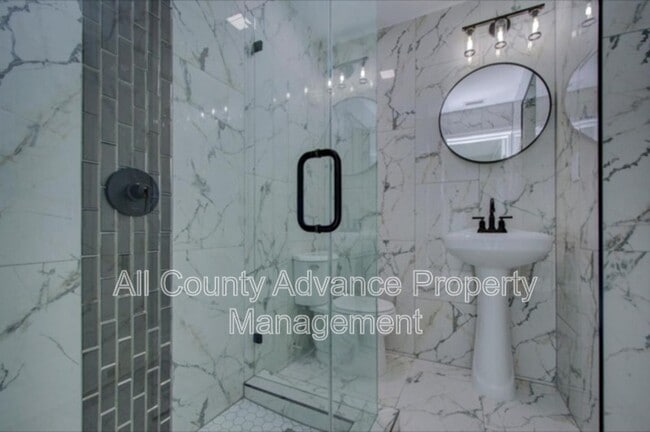 Building Photo - 425 Orangewood Dr