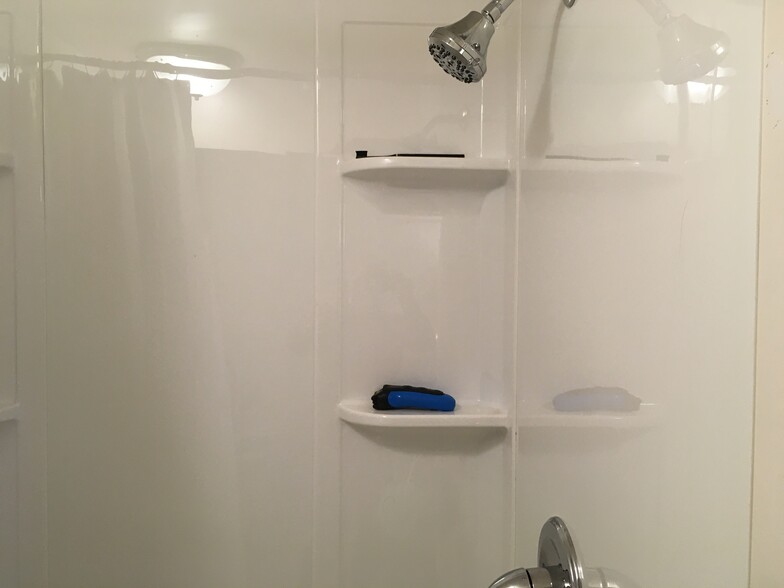 Huge Shower - 61 Pennichuck St