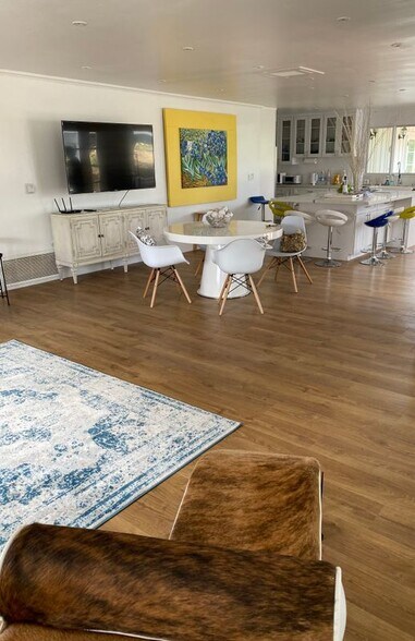 Building Photo - 1110 W Muirlands Dr