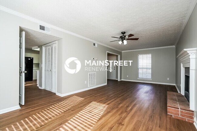 Building Photo - 3 Bedroom Pet-Friendly Home in Nashville, TN with Main Street Renewal
