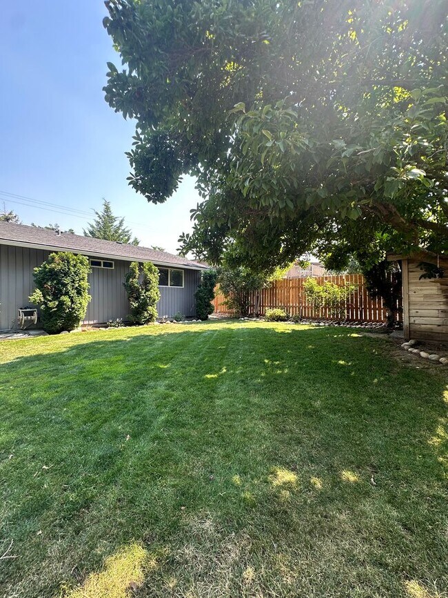 Building Photo - Beautifully Remodeled 3 Bedroom, 2 Bathroom Home – Move-In Ready!