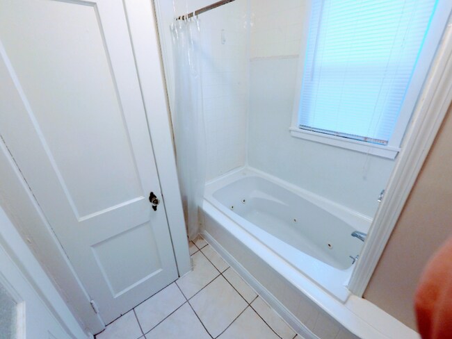 Building Photo - 862-864-864 Riverside Dr