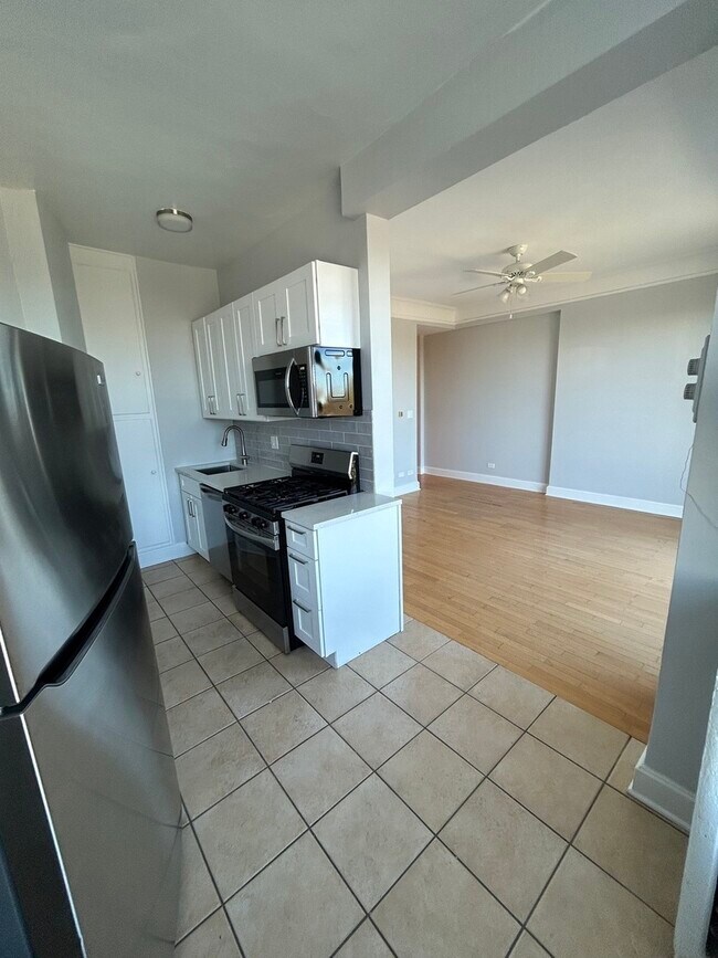 Building Photo - 3330 N Lake Shore Dr