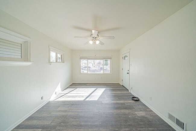 Building Photo - 3 bed 1 bath home recently renovated.