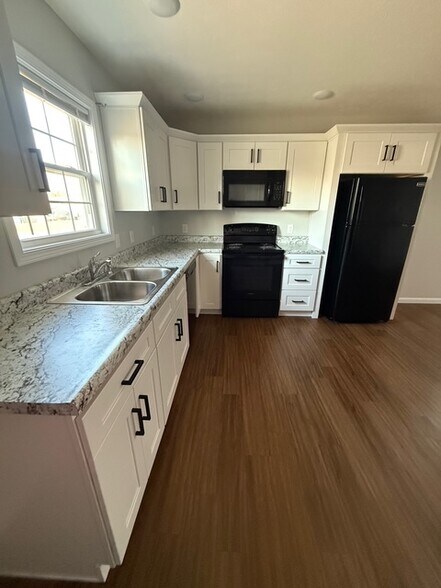 Building Photo - 148 School Side Dr