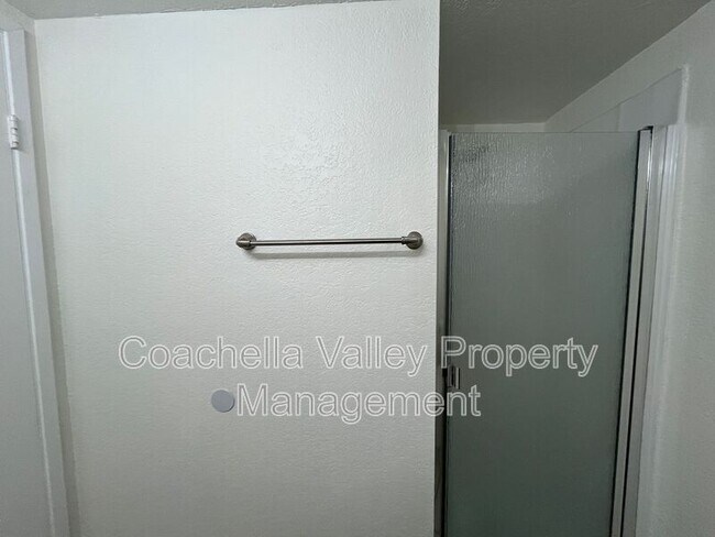 Building Photo - 433 Bradshaw E Ln
