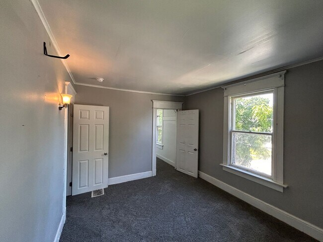 Building Photo - 3 bedroom 1 bath house in Davenport