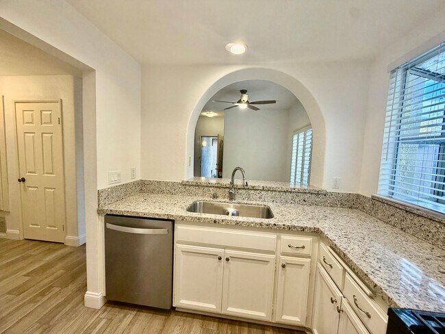 Building Photo - 1 bed, 1 bath Charming Unit in Lake Forest