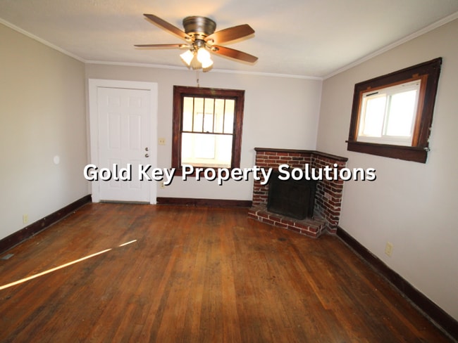 Building Photo - Open Floor Plan 2 BR 1 BA House with Sun P...