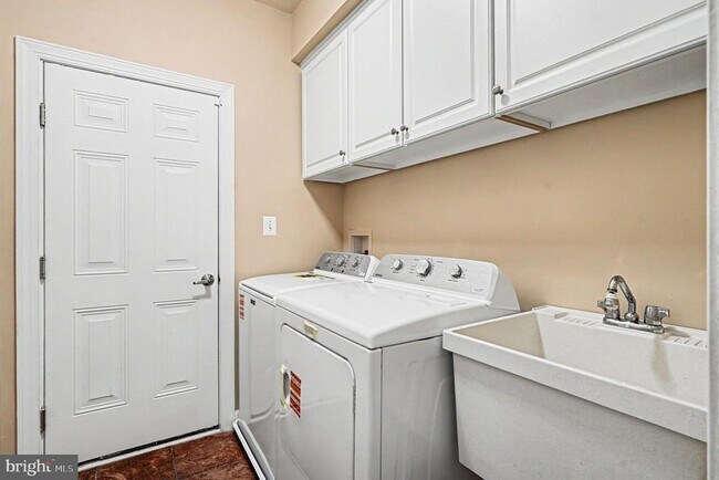 Building Photo - 714 Monarchos Dr