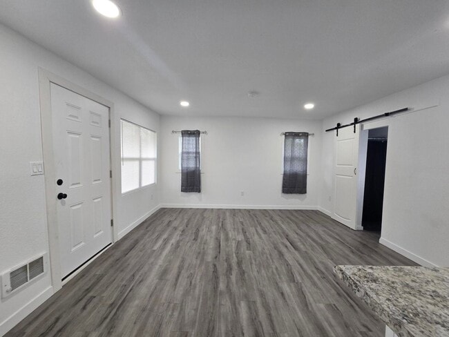 Building Photo - 1 Bedroom, 1 bathroom House