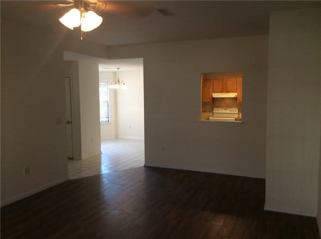 Building Photo - 2050 E Farr Ln