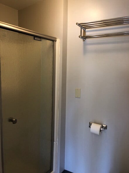 Shower stall - 4537 SE 65th Ave