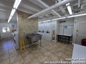 Building Photo - 8401 N New Braunfels Ave