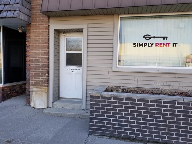 Building Photo - 1 Bedroom Downtown Roland, Private Entrance