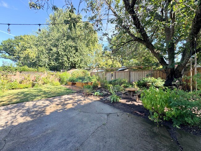 Building Photo - Gardener's Delight 4 Bed, 2.5 Bath House w...