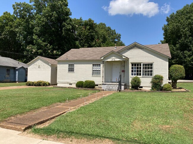 Building Photo - 3 bedroom / 1 Bathroom House