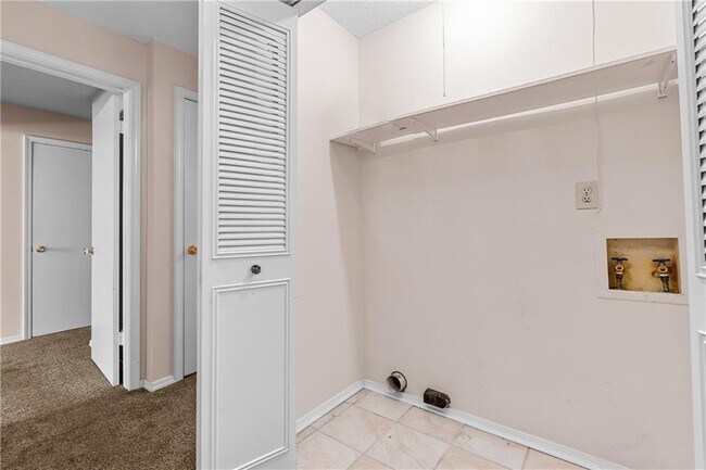 Building Photo - 6040 Grelot Rd