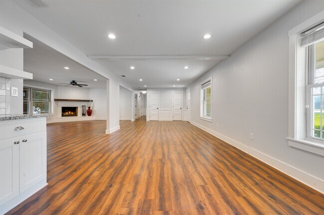 Building Photo - 215 Perryman Rd
