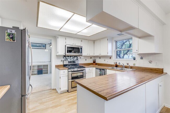 Building Photo - 4002 Biscay Dr