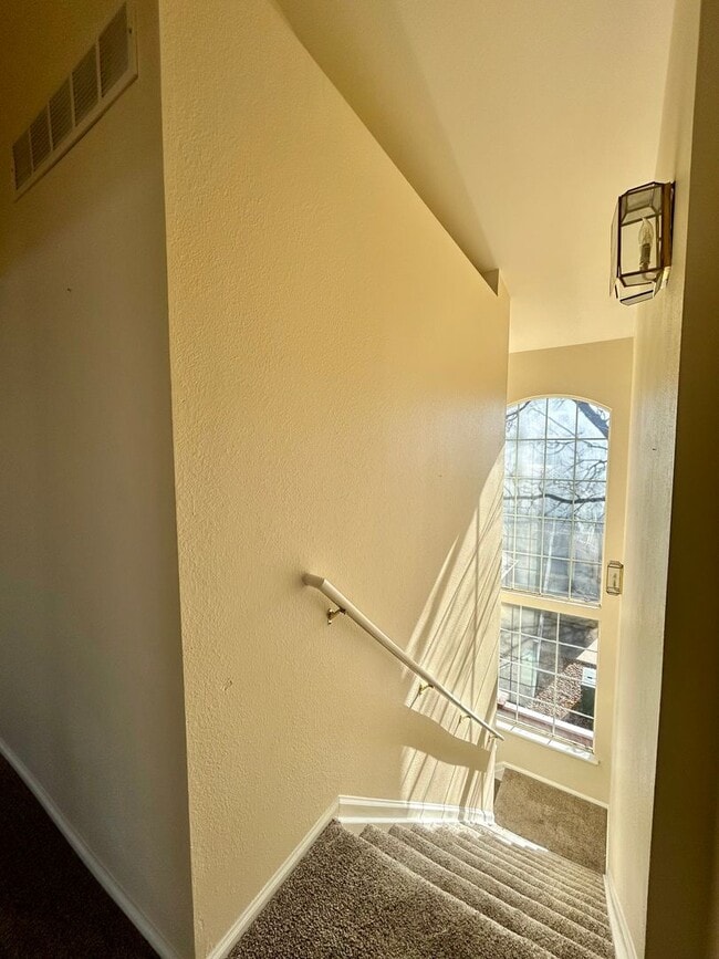 Building Photo - 2BR End Unit Townhome in Rock Creek