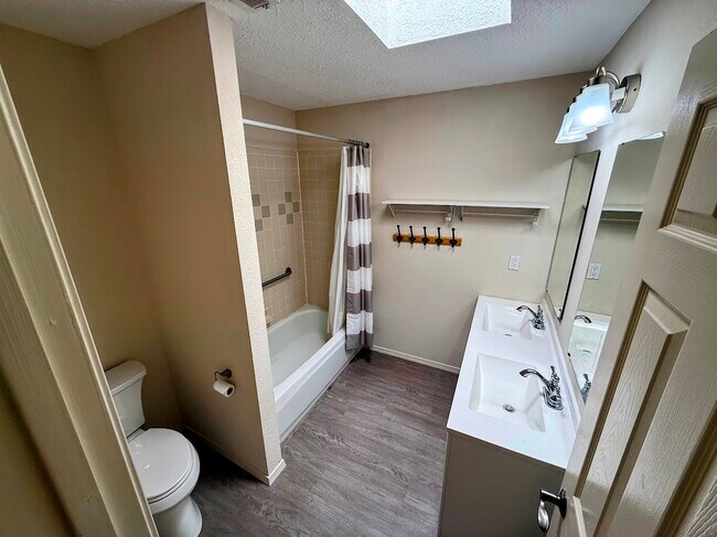 Building Photo - 2900 Vista Del Rey NE