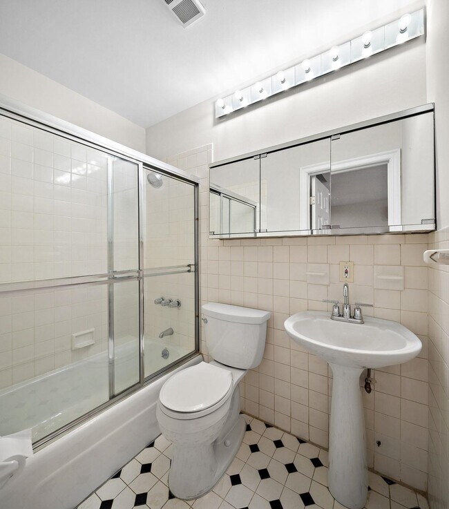 Building Photo - 211 14TH St